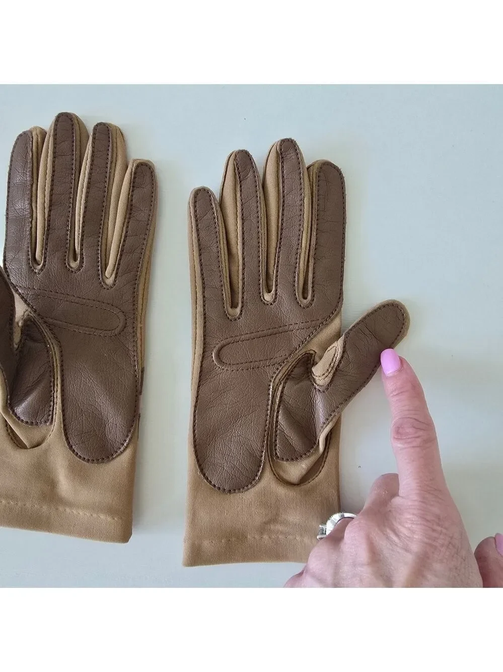 Leggs Sheer Energy Classic Tan Women's Stretchy Gloves with Brown Accent - OS